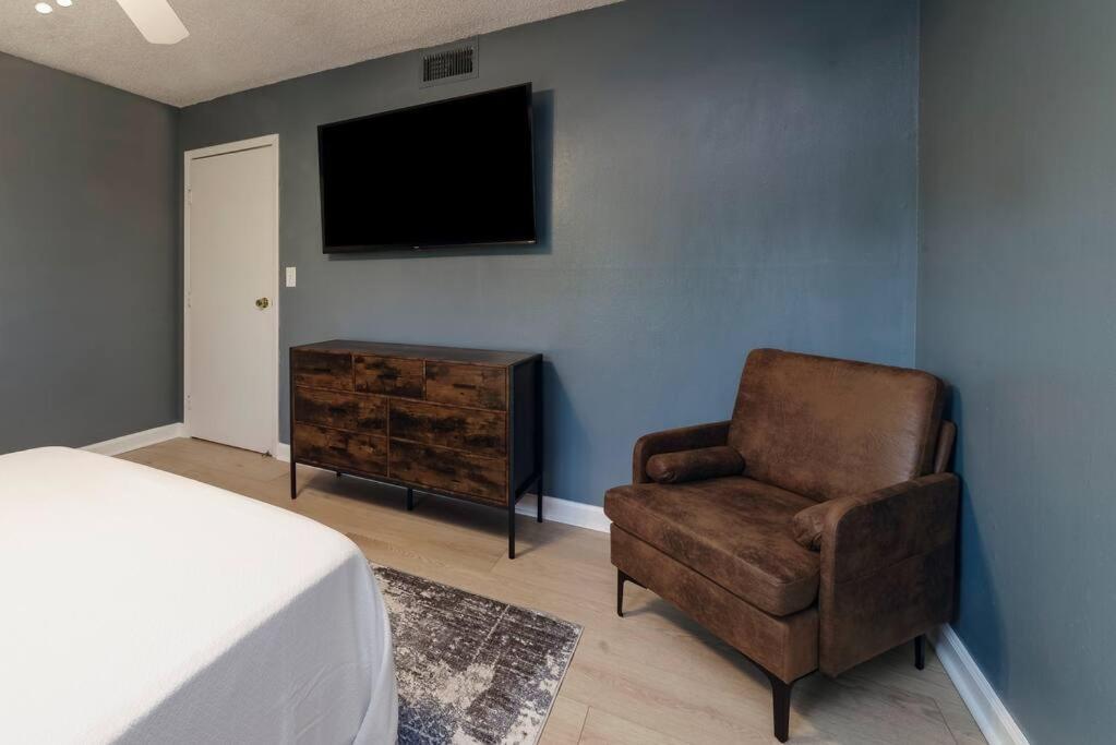 Uptown Livin' - 2 Qb, 500Mb Wifi & Balcony Apartamento Gainesville Exterior foto